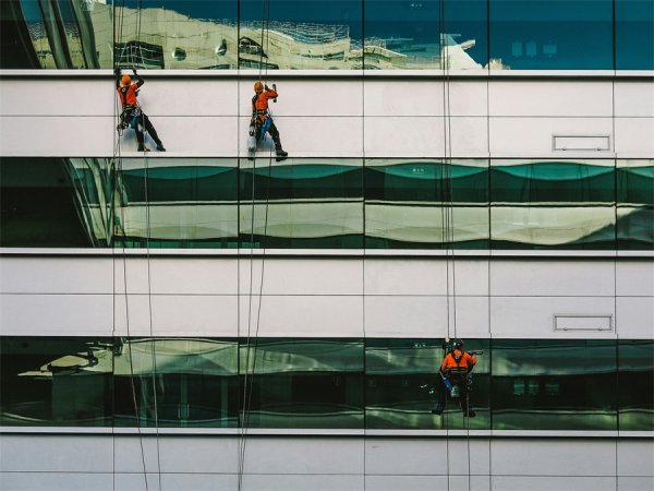 城市建筑的守護者 專業(yè)建筑物清洗服務(wù)全解析